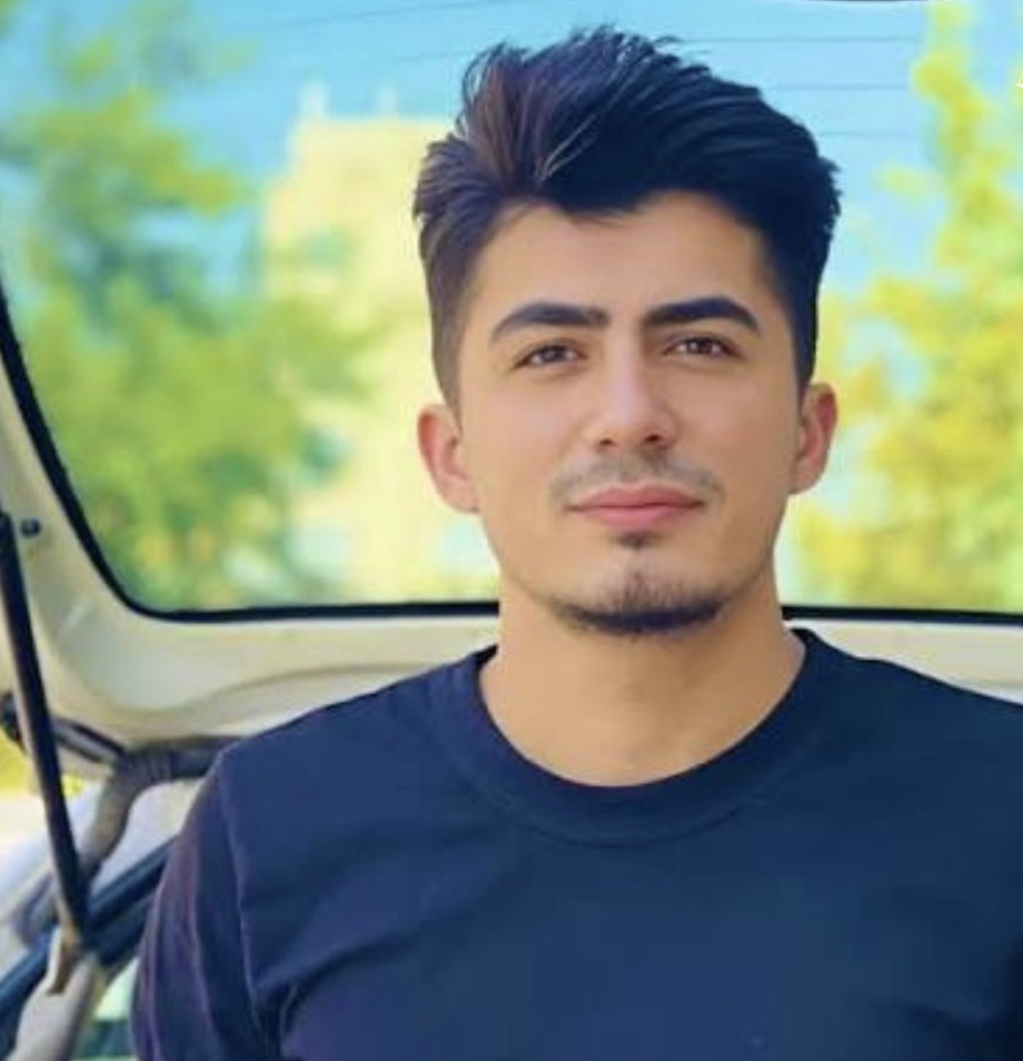 محراب عبدالله زاده، متولد ۱۳۷۶، او ۳۰ مهر ۱۴۰۱ در محل کارش بازداشت شد.